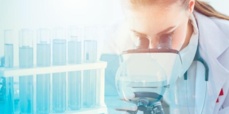 Fuente de la imagen: eleconomista Una investigadora mira el microscopio