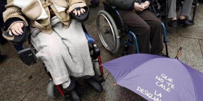 Mujer con discapacidad en una manifestación contra la violencia de género en Canarias / Ayuntamiento de Canarias Mujer con discapacidad en una manifestación contra la violencia de género en Canarias