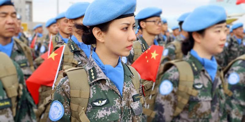 Mujeres de Paz/ONU Una mujer con traje en un territorio en conflicto
