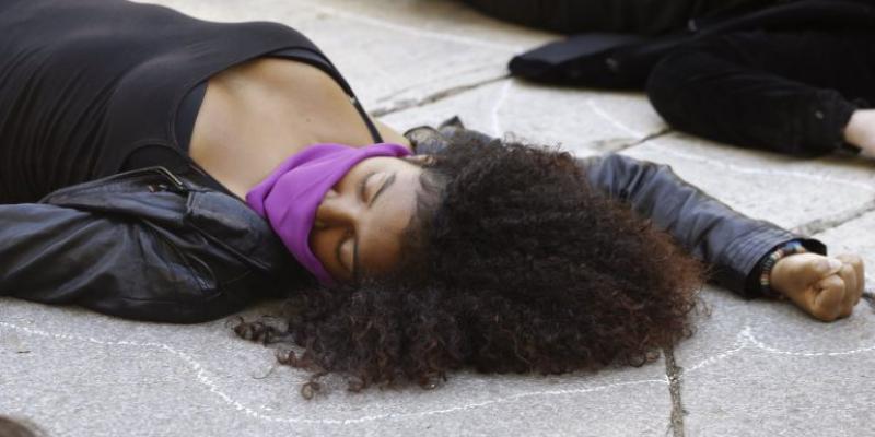 Mujeres asesinadas en 2021 Representación en contra de la violencia machista en nuestro país. / J. J. Guillén (EFE)