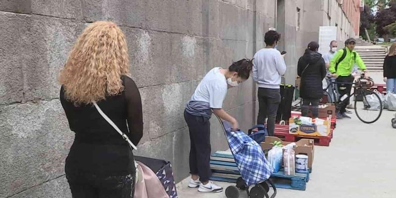 Imagen de mujeres esperando en la cola para obtener alimentos/Telemadrid Las mujeres lideran las colas del hambre