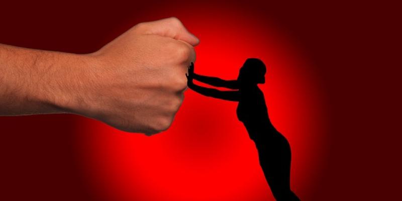 Mujeres con discapacidad contra la violencia de género / Pixabay Mujer parando un puño cerrado