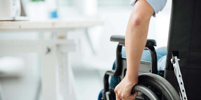 Imagen de una persona en silla de ruedas/Público Las mujeres con discapacidad cobran menos que los hombres