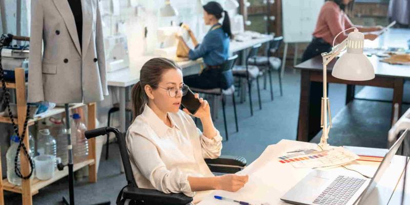 Imagen de una mujer trabajando/Envatoelements Andalucía lanza empleo para las mujeres con discapacidad