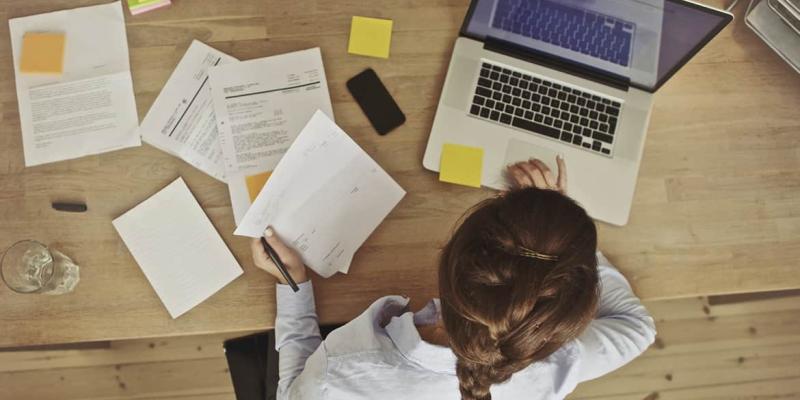Imagen de una chica trabajando/Revista Ejecutivos España suma cientos de miles de mujeres emprendedoras