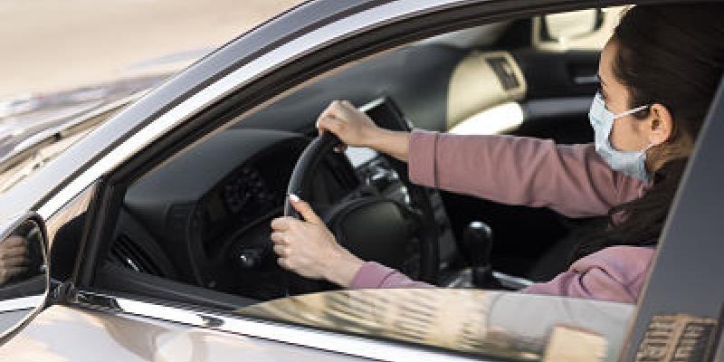 Imagen de una chica conduciendo/Rec Flash Las mujeres son más precavidas a la hora de conducir