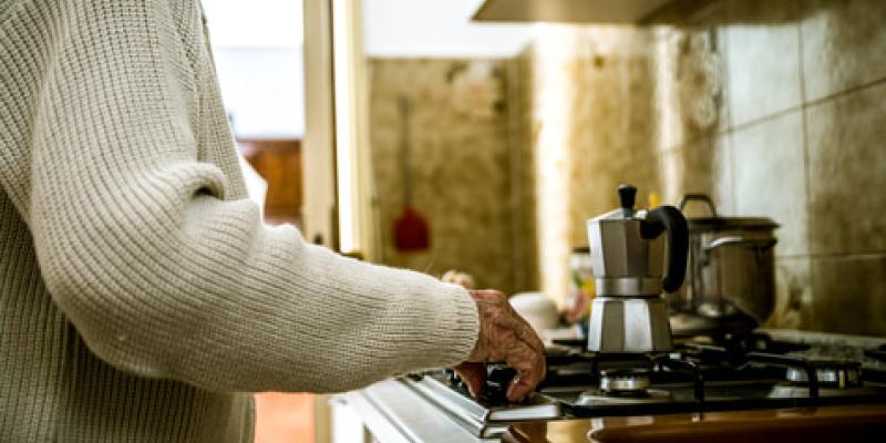 Imagen de una persona mayor haciendo café/envatoelements La violencia entre las mujeres mayores aumenta
