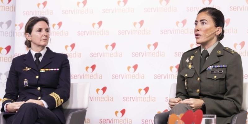 Mujeres militares, y su importancia/ Jorge Villa/ Servimedia La capitán de corbeta Eva Ara Montojo y la capitán enfermera Amanda García Oliva