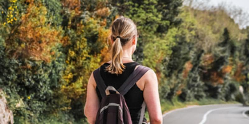 Imagen de una chica caminando/envatoelements Programa de salud mental para mujeres y niñas