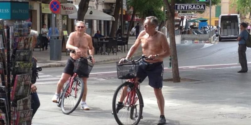 Personas por la calle sin camiseta que pueden acabar con multa