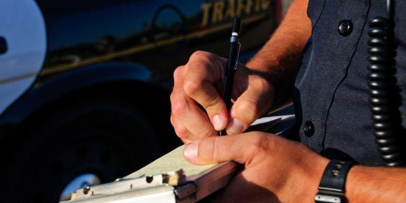 Policía poniendo una multa 