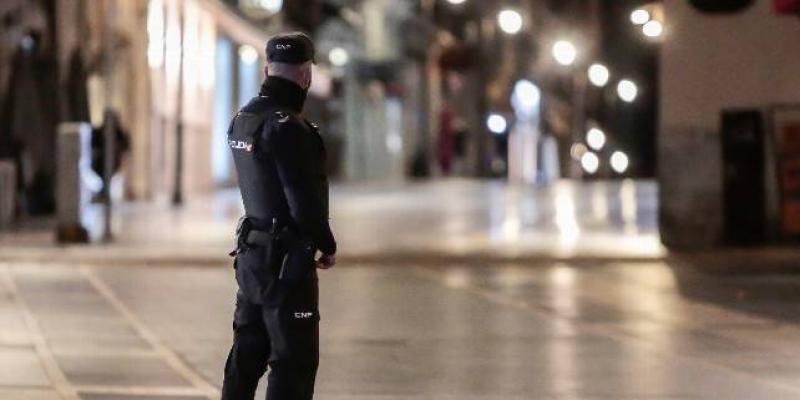 Las multas por saltarse el toque de queda y las nuevas restricciones Un agente en la Calle ancha vacía. / Campillo / ICAL