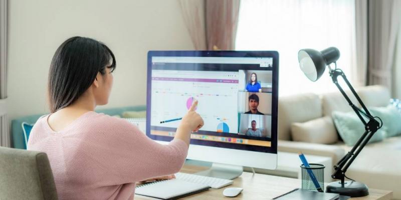 Imagen sobre teletrabajo en Pixabay Chica teletrabajando con su ordenador personal