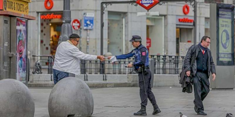 Un policía municipal de Madrid pone una multa a un viandante por no respetar la cuarentena en Madrid. E.P.