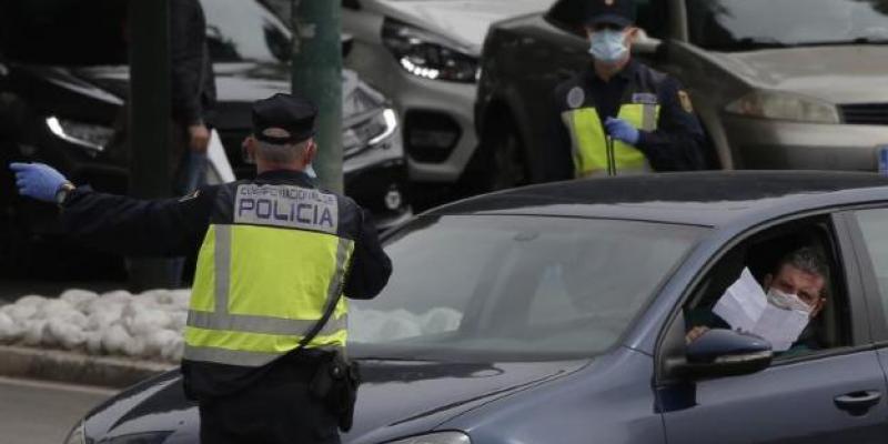 Multa por saltarnos el confinamiento: ya no son válidas con el cese del estado de alarma: Foto de Ñito Salas, del DiarioSur Control policial en Málaga.