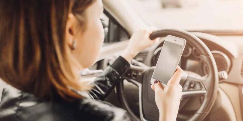 Las multas por conducir al móvil se incrementan: 6 puntos y 500 euros menos