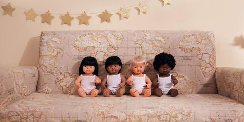 Juguetes inclusivos Muñecas con síndrome de Down / @miniland_educational_