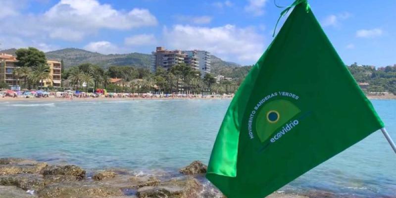 La 'Bandera Verde' de Ecovidrio en una playa balear.