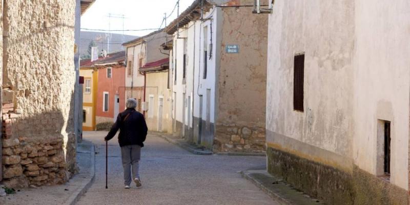 na mujer camina por las calles de un pueblo