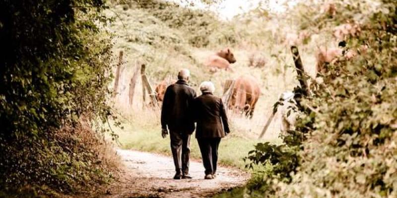 Pareja de ancianos en un municipio rural