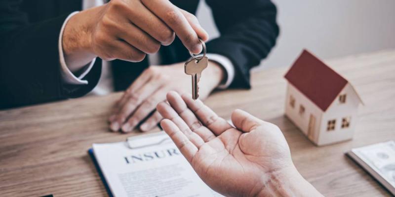 Entrega de llaves en la compra de una vivienda / Getty Images