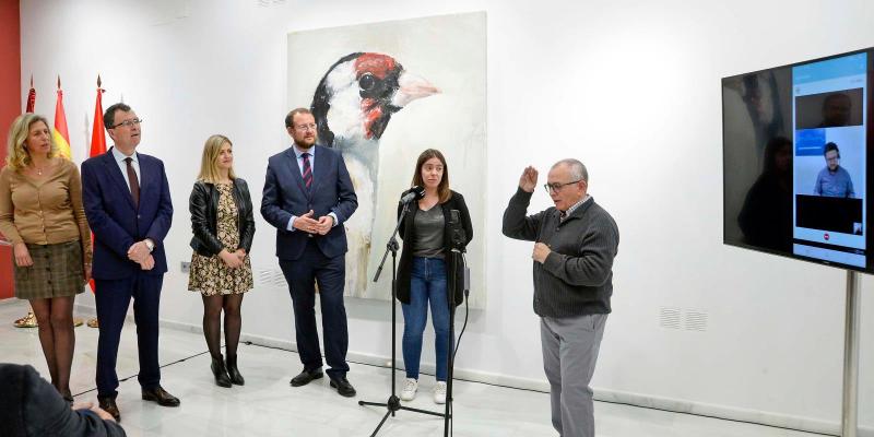 Murcia presenta una app para que las personas con discapacidad auditiva puedan hacer gestiones municipales. Las personas con discapacidad auditiva de Murcia contarán con una app municipal para gestiones