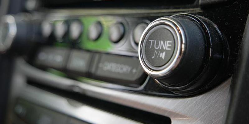 La música y la conducción/ Pixabay Música que suena a través de una radio de coche