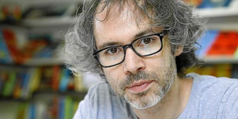 Nacionalidad / Última hora Primer plano del pianista británico: Pelo rubio suelto y rizado, gafas de pasta negra y camiseta blanca.