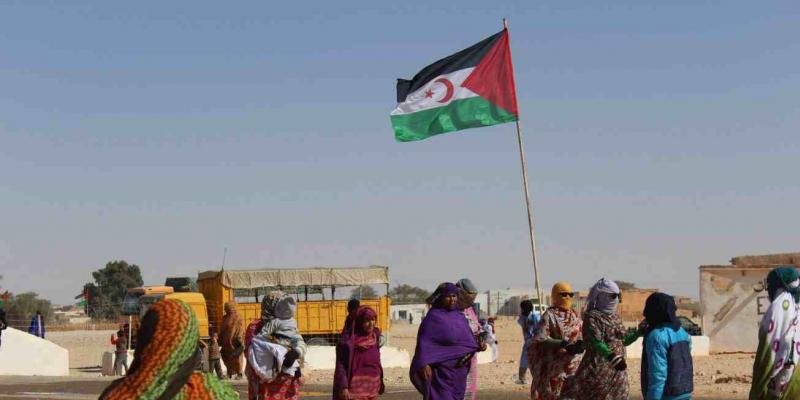 El pueblo saharaui con su bandera
