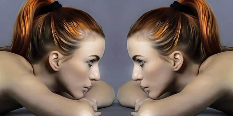 El vínculo entre el narcisismo y la sensación de exclusión social / Pixabay Chica frente a su reflejo