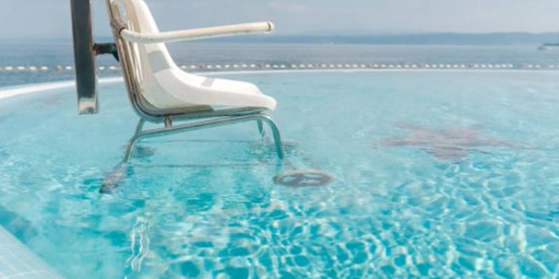 La natación adaptada en España - iStock Silla para natación adaptada