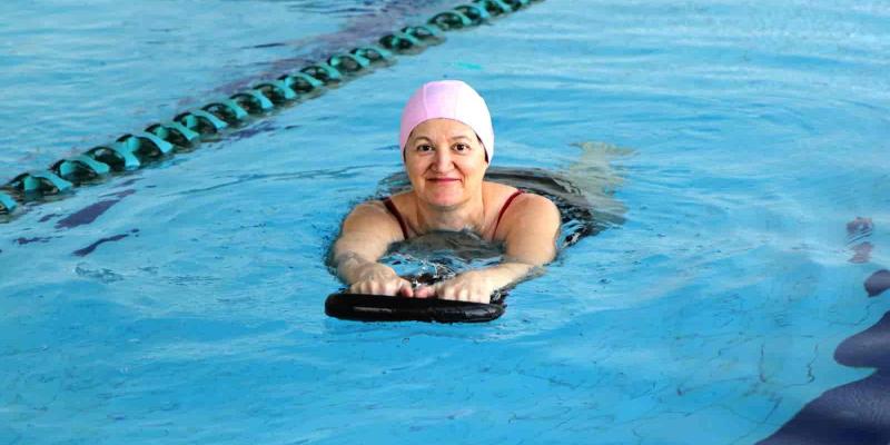 Imagen de una mujer nadando/65YMÁS La natación y sus beneficios en personas mayores de 50
