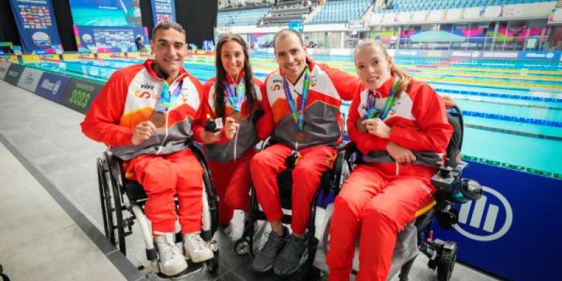 De izquierda a derecha, Miguel Luque, Sarai Gascón, Toni Ponce y Marta Fernández, en el Mundial de Natación de Manchester 2023 