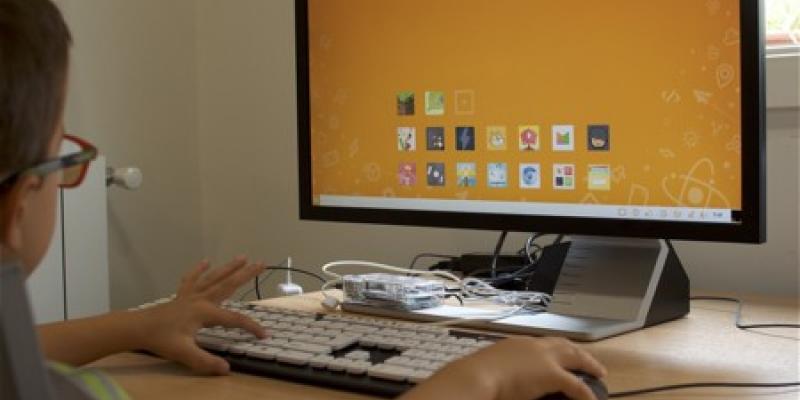 Naturgy dona equipos informáticos a los niños más vulnerables Niño utilizando un ordenador / Xataka