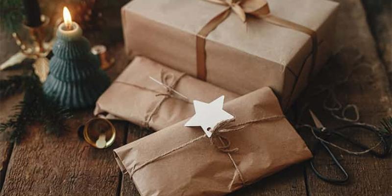Imagen de regalos/WellWo Celebración navideña y reciclaje