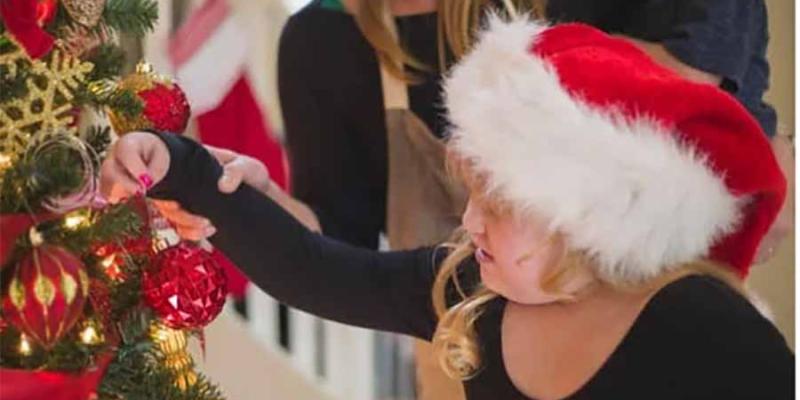 Imagen de una niña celebrado la Navidad/Instituto Tobias Emanuel Cómo celebrar una Navidad inclusiva