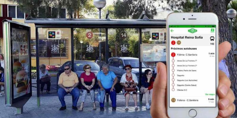 Personas en una parada de autobús en Córdoba y teléfono con la app de NaviLens / Córdoba Buenas Noticias