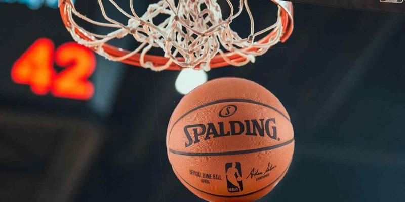 Ningún jugador de la NBA da positivo en la prueba de coronavirus Un balón de la NBA, después de pasar por el aro / Foto: MARCA