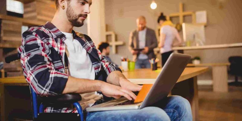 Imagen de un estudiante con discapacidad/Emagister Nuevas medidas educativas para las personas con discapacidad en Murcia