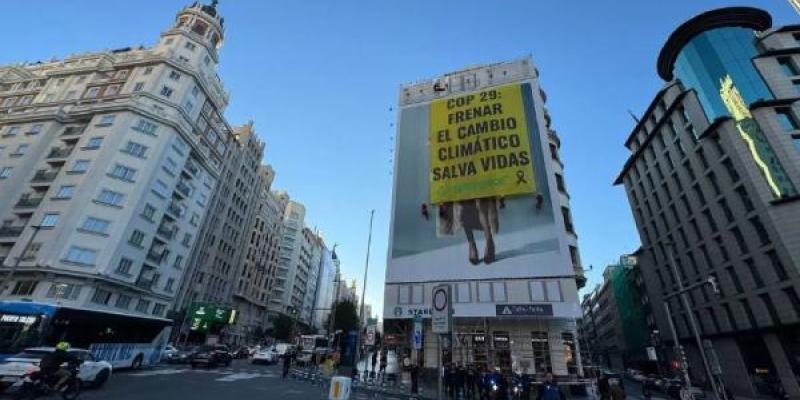 Greenpeace se revela ante el negacionismo climático de Trump/ Greenpeace El negacionismo climático de Trump hará sucumbir a EEUU y al planeta