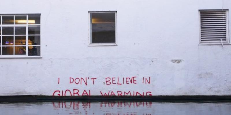 Negacionismo climático Graffiti atribuido a Bansky sobre le negacionismo climático
