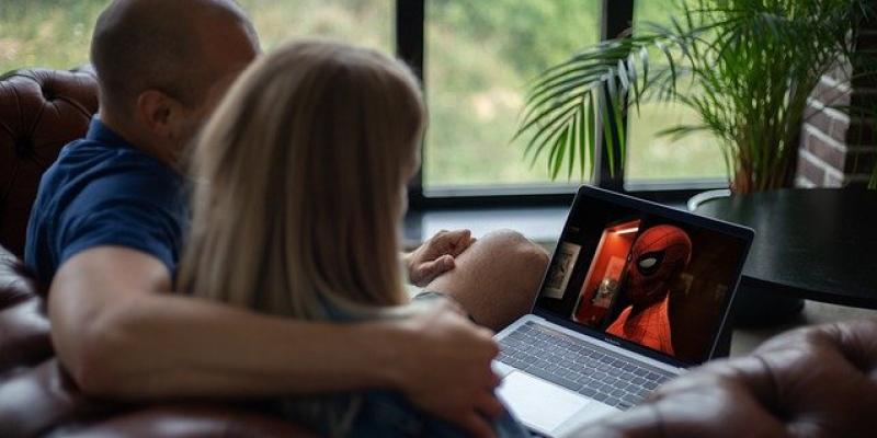 Contraseñas de Netflix Pareja viendo Netflix en un ordenador / Pixabay