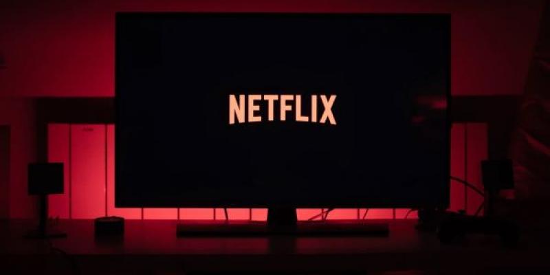 Netflix /Bolsa de México Pantalla de televisión con el fondo de Netflix