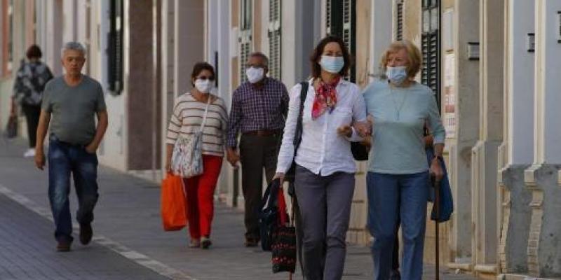 Personas con mascarilla por el centro de / Menorca info: Maó Gemma Andreu