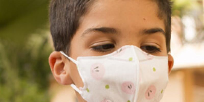 Un niño con una mascarilla en su rostro