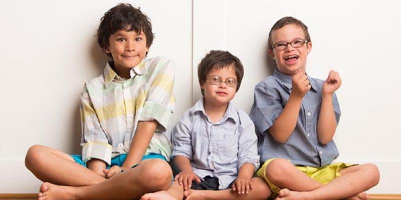 niños con discapacidad / Crecer de colores Los hermanos de niños con discapacidad desarrollan una mayor empatía cognitiva