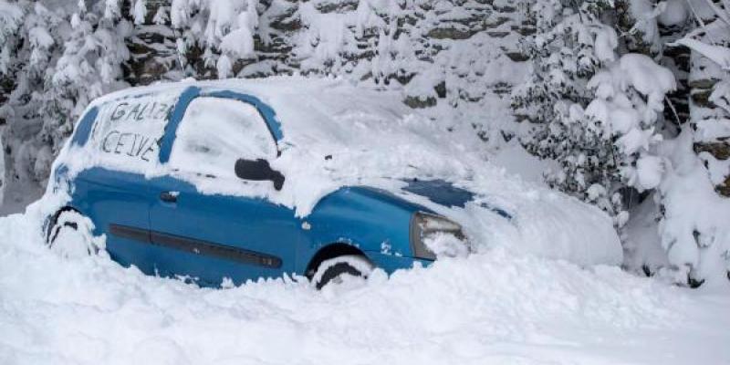 Coche lleno de nieve