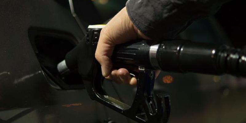 Una persona reposta gasolina en su coche