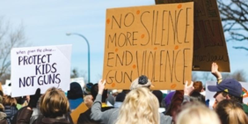 Imagen de una manifestación/Envatoelements Día Internacional contra la violencia de las Niñas