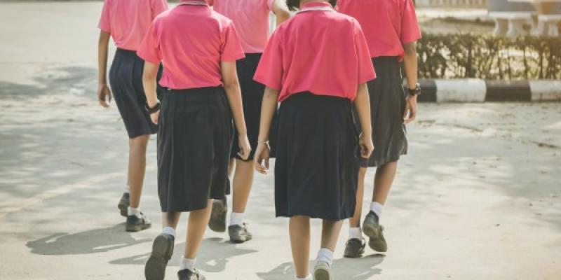 Niñas con uniformes - Foto de 123RF/Jinnaritt Niñas caminando vestidas con uniformes